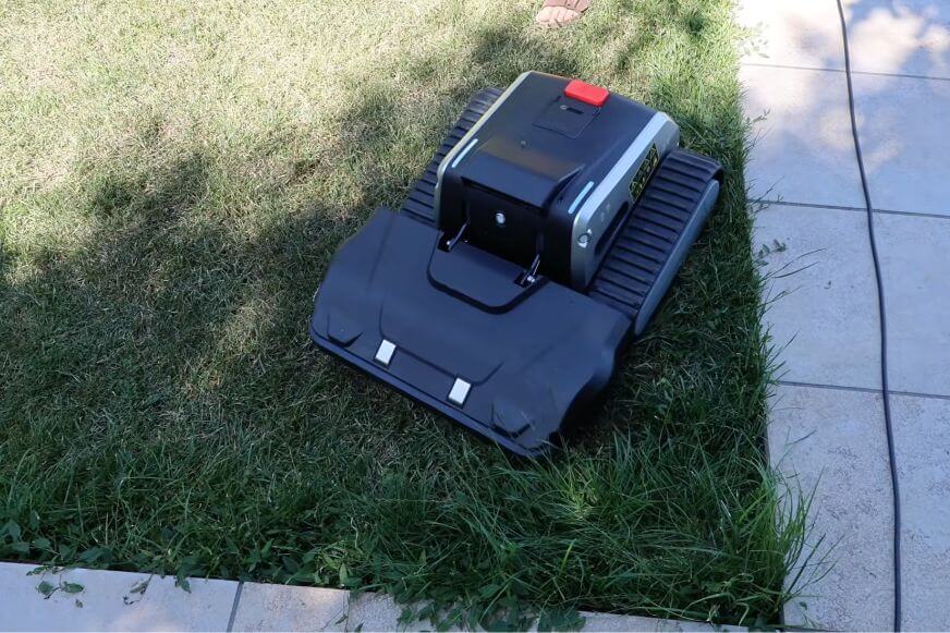 Lymow One Plus Mähroboter mit stehen gebliebenem Grasrand an der Rasenkante